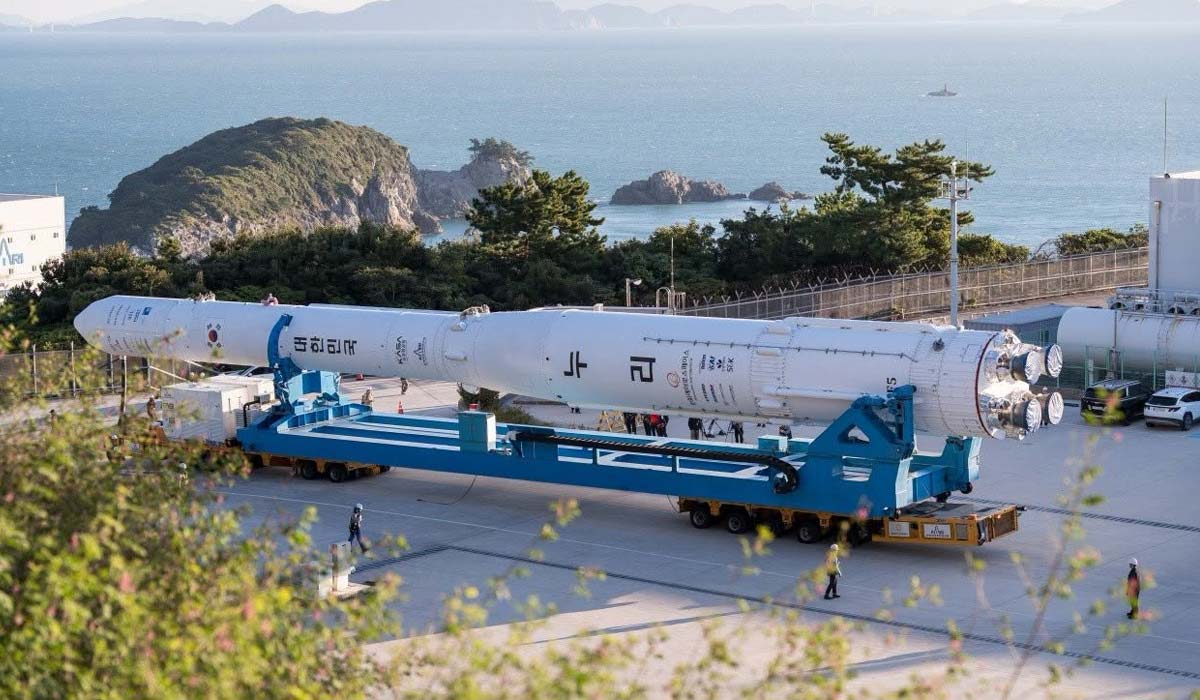 Ракета KSLV-2 Nuri на шляху до стартового майданчика