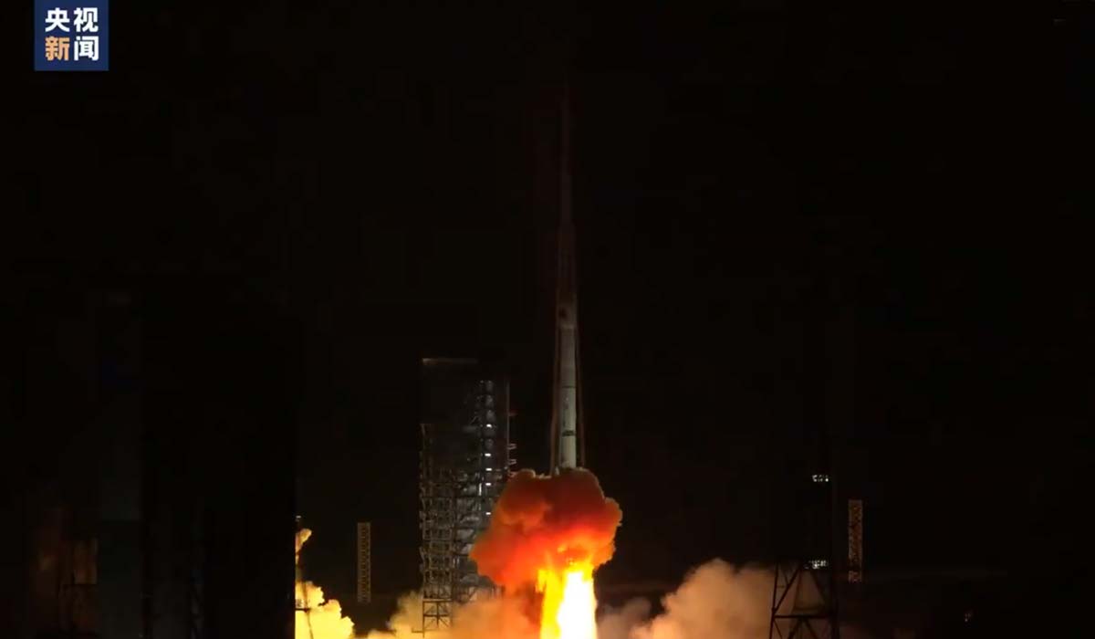 Запуск ракеты Long March 3B со спутником TJSW-12