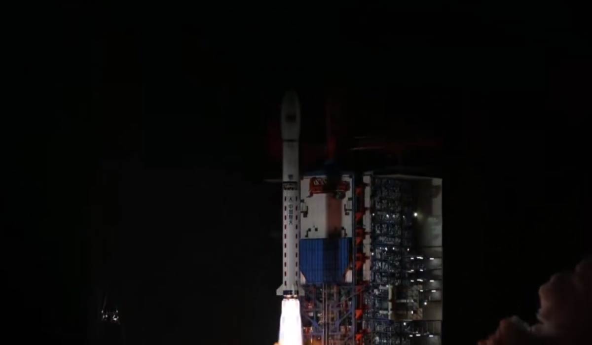 запуск китайской ракеты Long March 2D со спутниками Shiyan 30 03-04