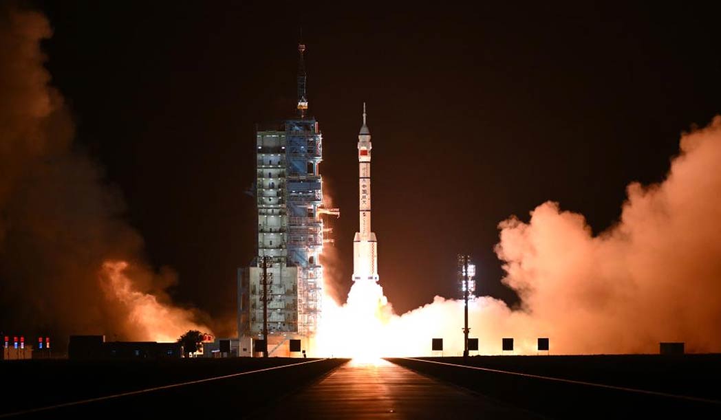 Запуск ракети Long March 2F з космічним кораблем Shenzhou 23