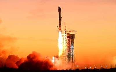 Ракета Long March 2C на старте.