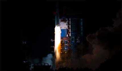 взлет ракеты Long March 3C со стартовой площадки со спутником TJSW-19