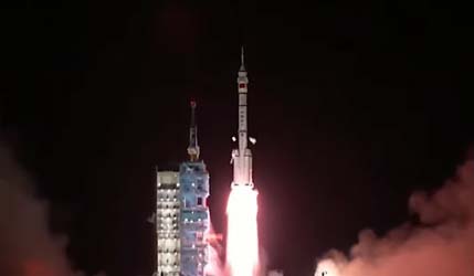 Ракета Long March 2F с космическим кораблем Shenzhou 21