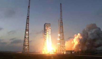 Взлетает ракета Long March 12 со спутниками SatNet LEO Group 16