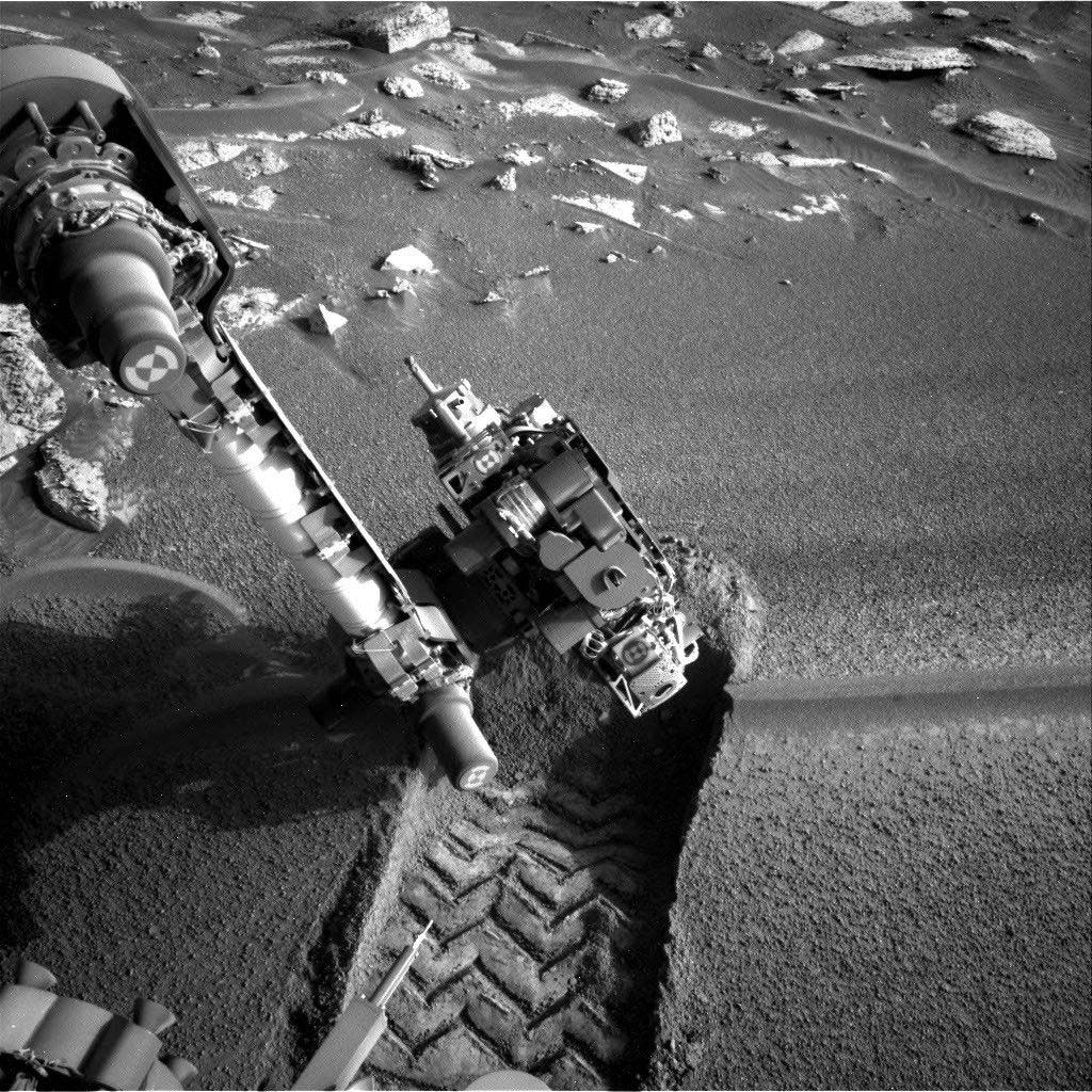 Марсохід NASA Curiosity зробив цей знімок роботи маніпулятора в районі Chocolatal
