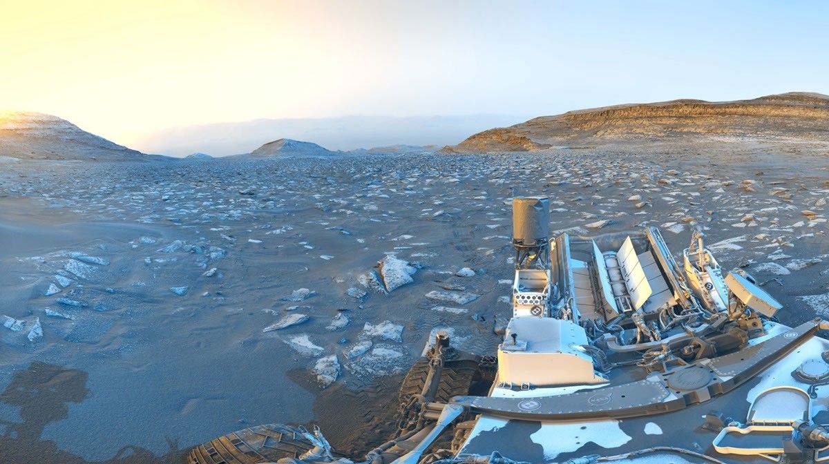 Марсохід NASA Curiosity, припаркований біля піщаної гряди «Chocolatal»