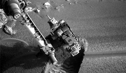 Марсохід NASA Curiosity зробив цей знімок роботи маніпулятора в районі Chocolatal