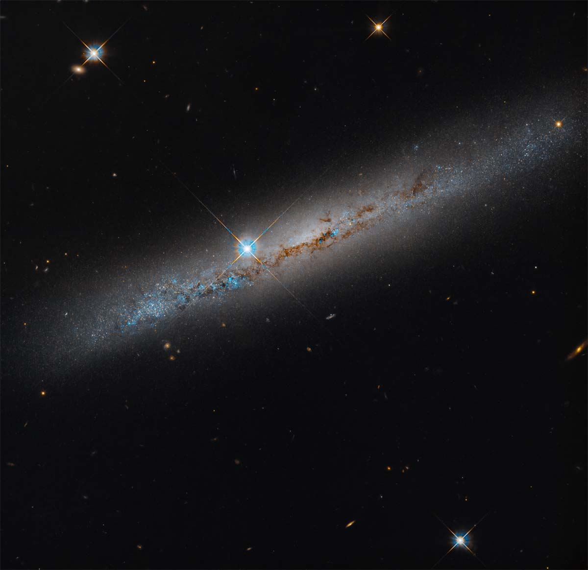 «Габбл» показав спіральну галактику NGC 1827 з ребра