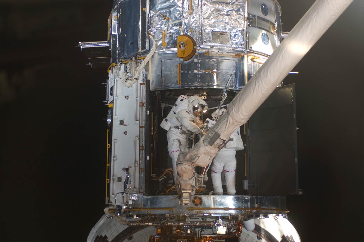 Астронавти Майкл Гуд і Майк Массіміно обслуговують телескоп Hubble під час місії STS-125