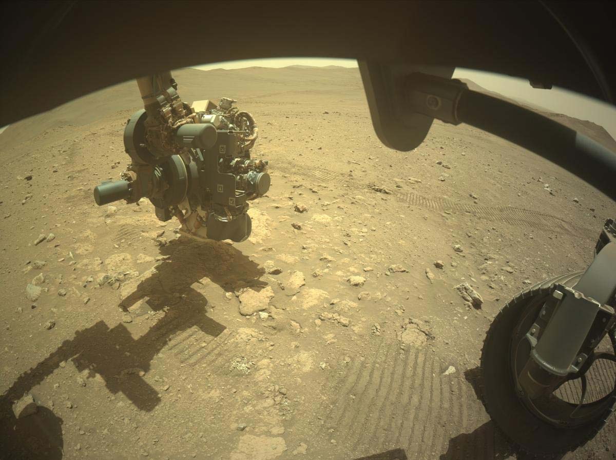 Зображення ділянки перед марсоходом Perseverance, отримане камерою Hazcam на сол 2000