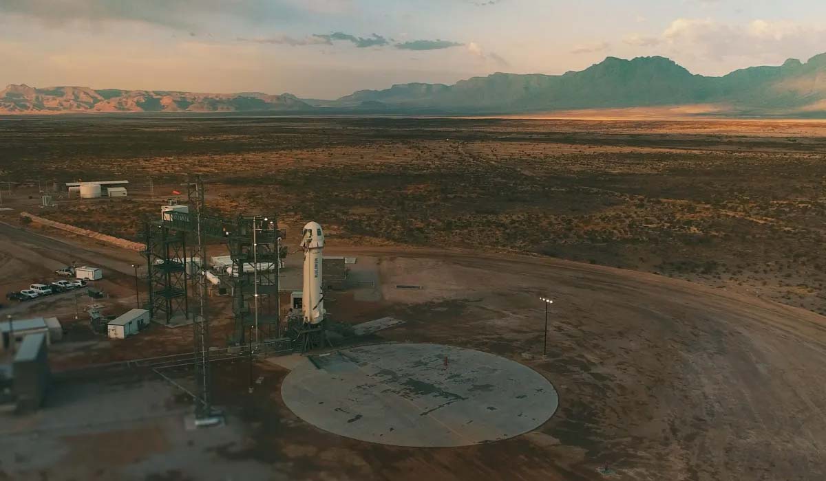 Ракета New Shepard NS-24 на стартовому майданчику випробувального полігону в Західному Техасі