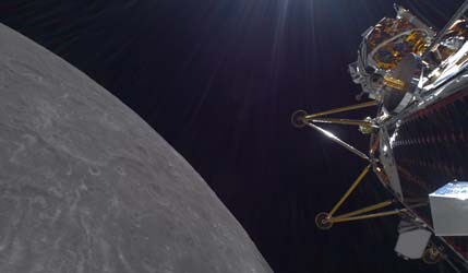 Лунный посадочный аппарат Athena успешно вышел на орбиту Луны и готовится к посадке