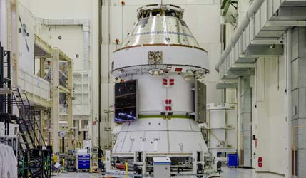 Инженеры устанавливают крылья солнечных батарей на корабль Orion для миссии Artemis II