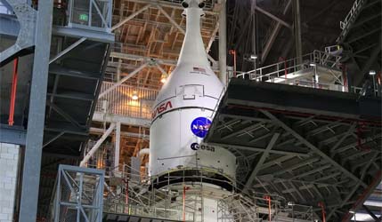 Космический корабль Orion на вершине ракеты SLS