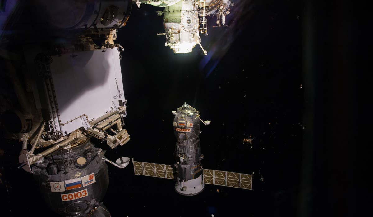 МКС изменила орбиту из-за угрозы столкновения с космическим мусором