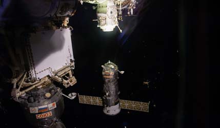 МКС изменила орбиту из-за угрозы столкновения с космическим мусором