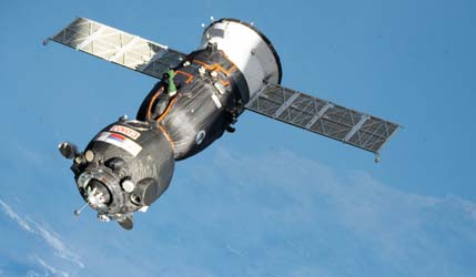 Корабель Союз МС-29 поруч з МКС