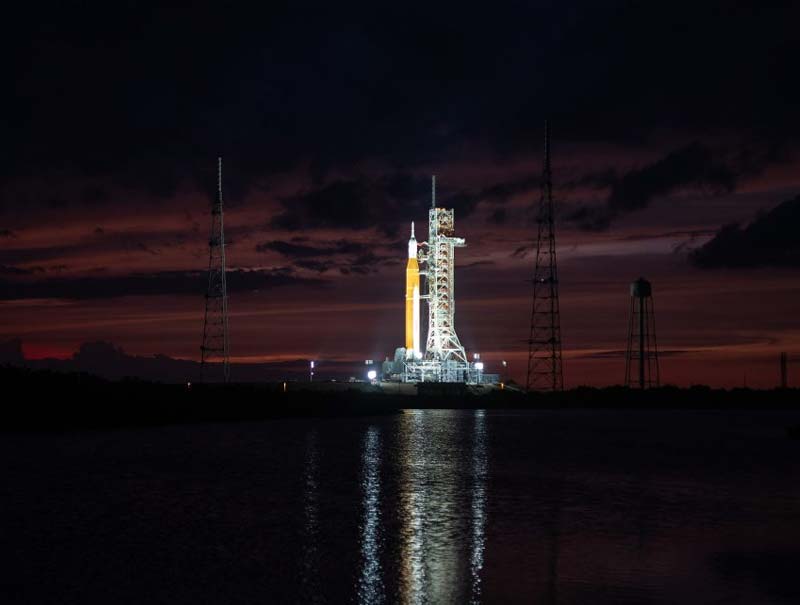 NASA повертає ракету та космічний корабель місії Artemis I назад до ангару