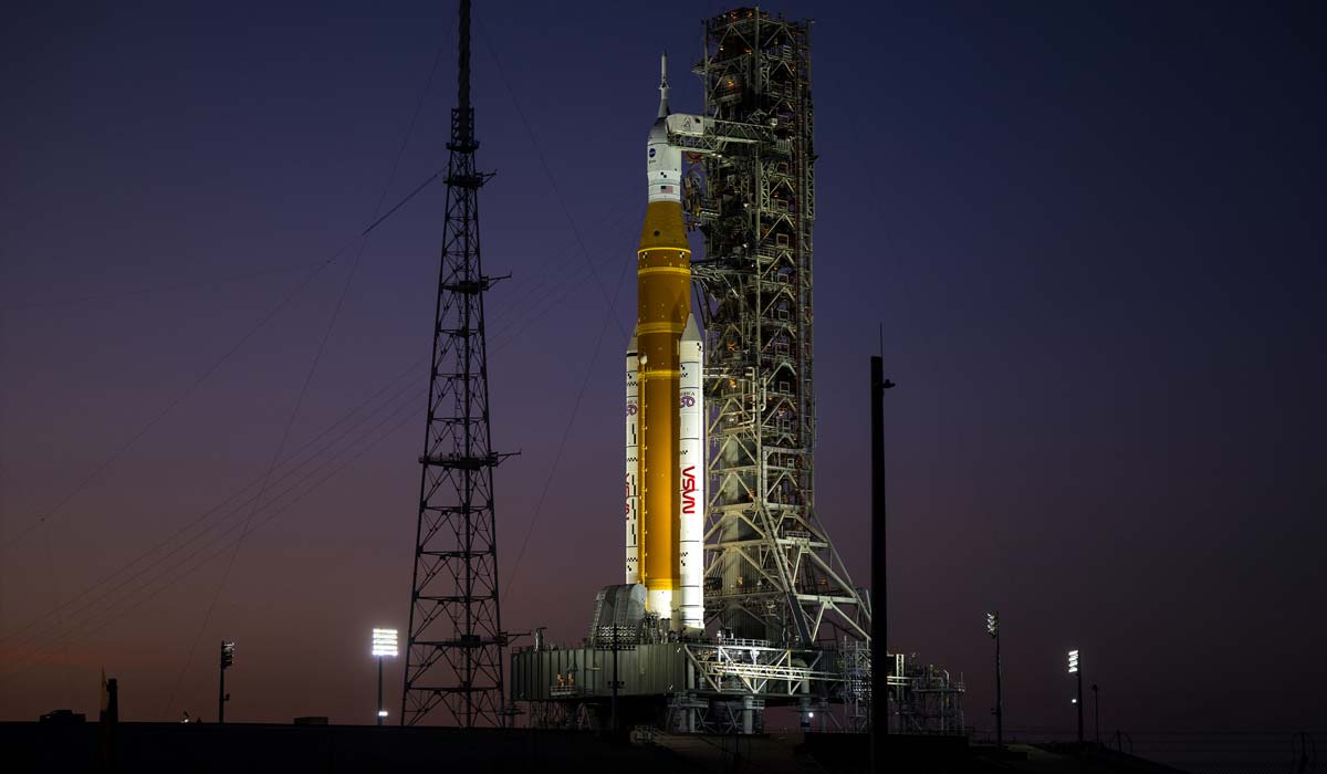 Ракета Space Launch System (SLS) на стартовой площадке перед испытаниями топливной системы для миссии Artemis 2