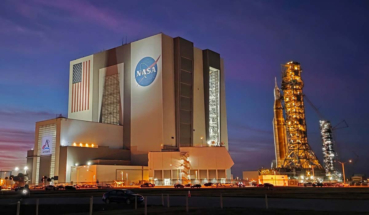 Ракета SLS миссии Artemis 2 направляется назад в ангар (VAB)