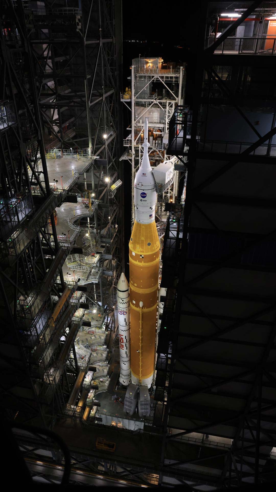 ракету Artemis II SLS (Space Launch System) с космическим кораблем Orion