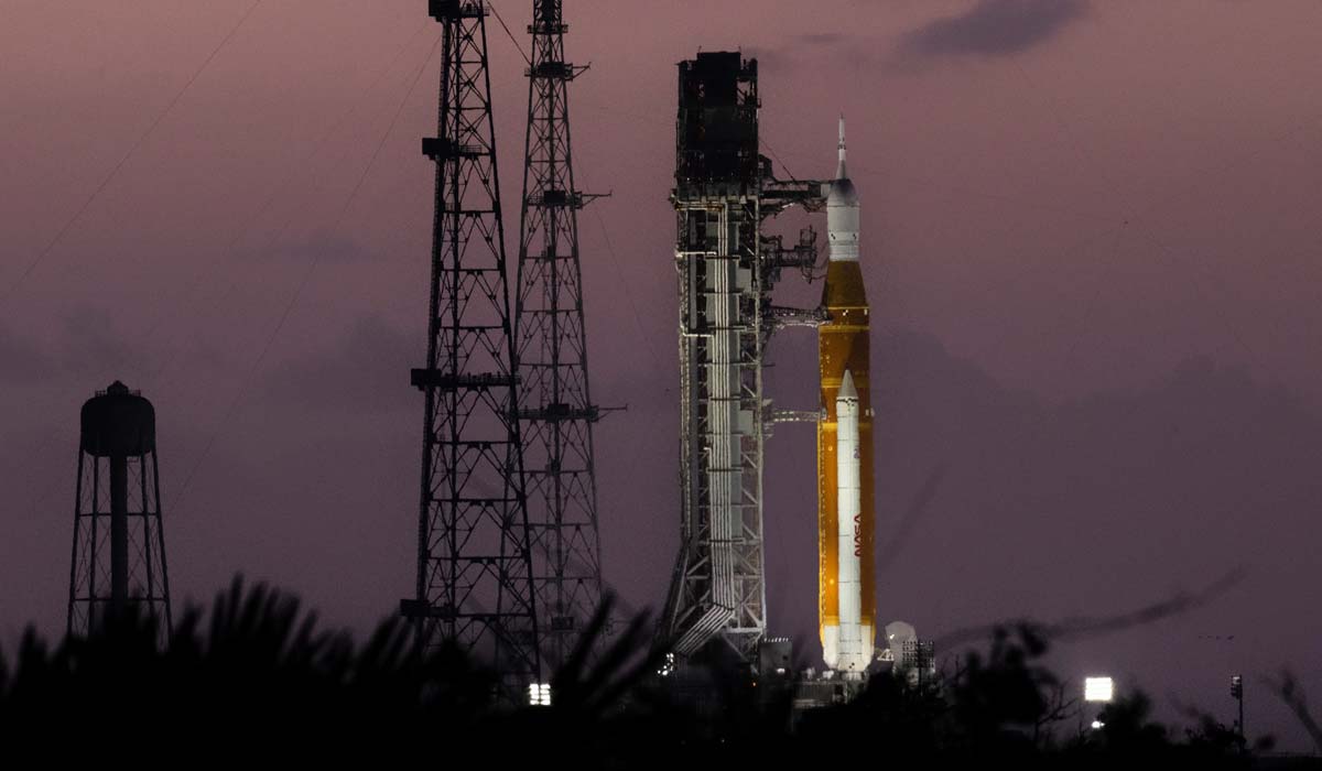 Ракета SLS (Space Launch System) на старті 