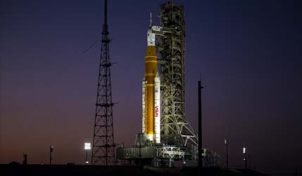 Ракета Space Launch System (SLS) на стартовой площадке перед испытаниями топливной системы для миссии Artemis 2