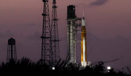 Ракета SLS (Space Launch System) на старті 