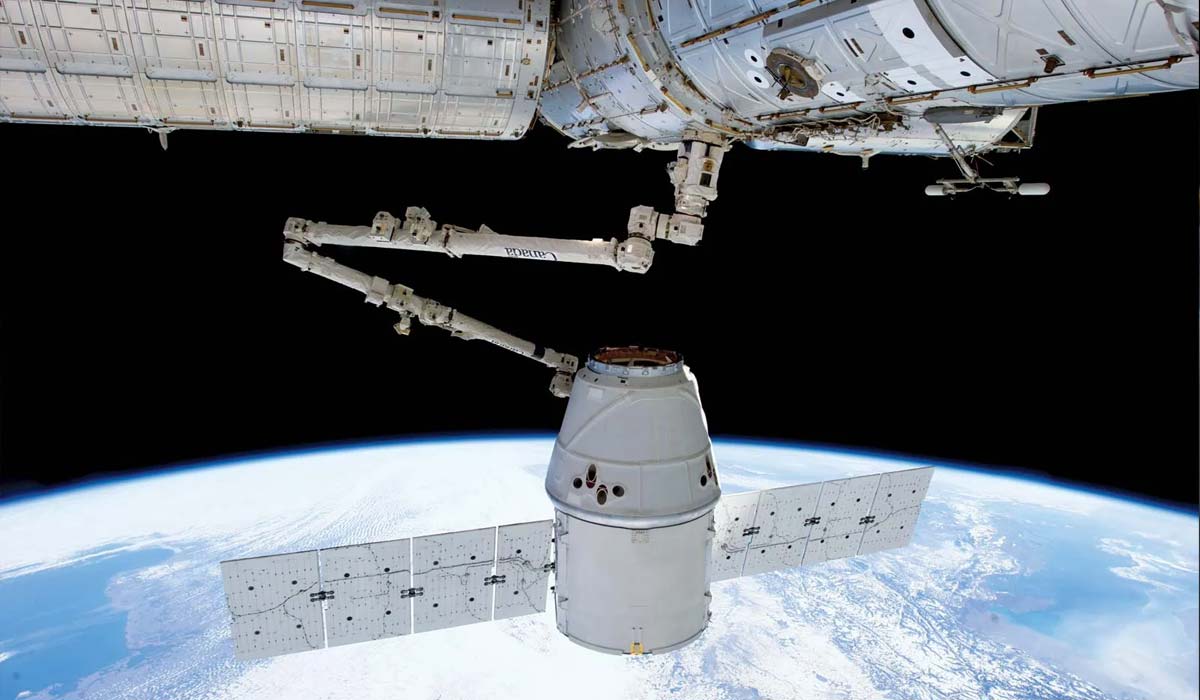 Вантажний корабель SpaceX Dragon біля Міжнародної космічної станції