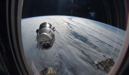 Корабель SpaceX Dragon відлітає від МКС