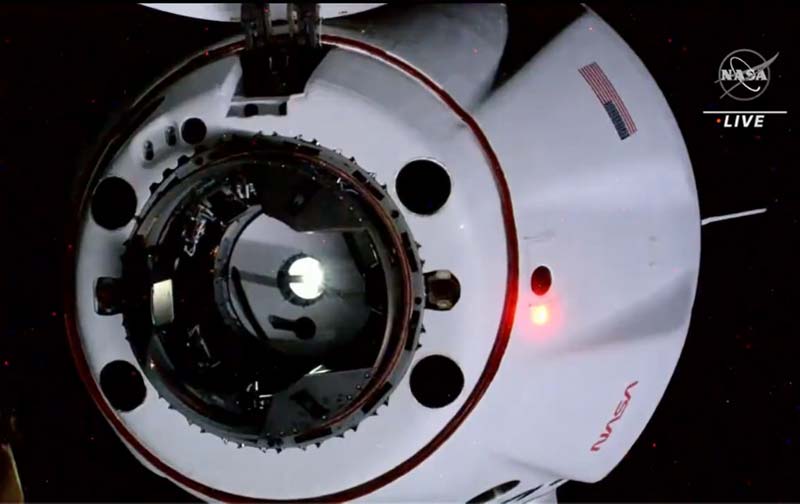 Корабель Dragon з командою Crew-5 причалив до МКС. Авторство: NASA TV