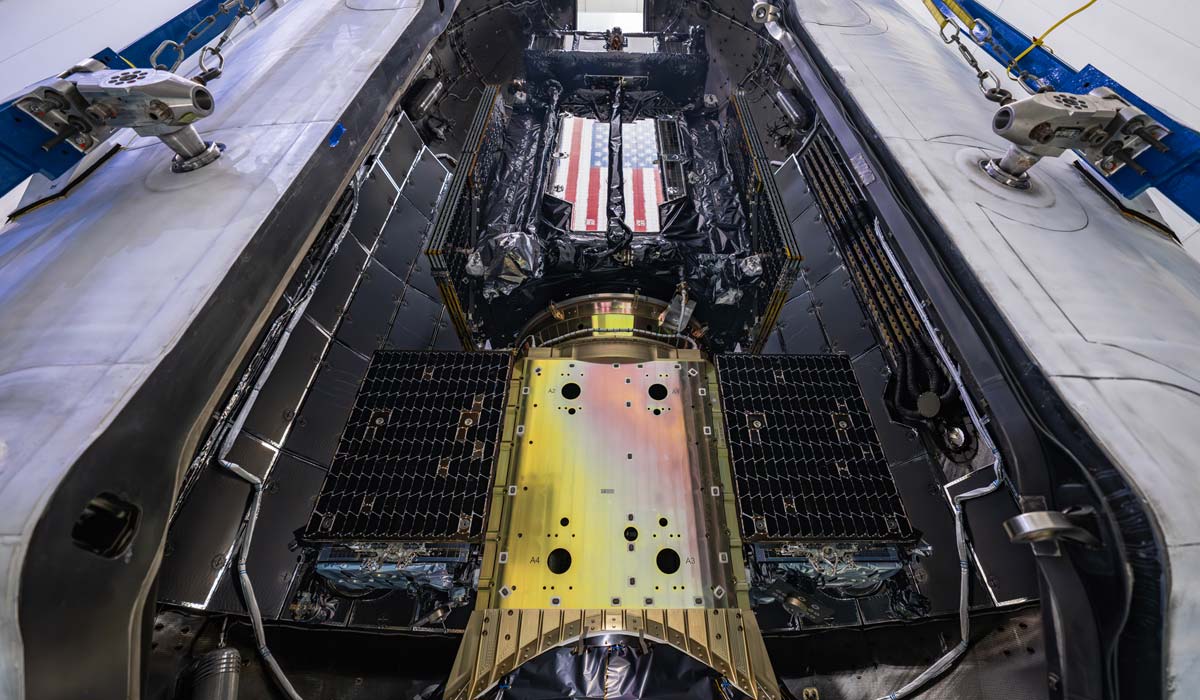 Космические аппараты миссии MRV-MEP под обтекателем блока полезной нагрузки ракеты Falcon 9