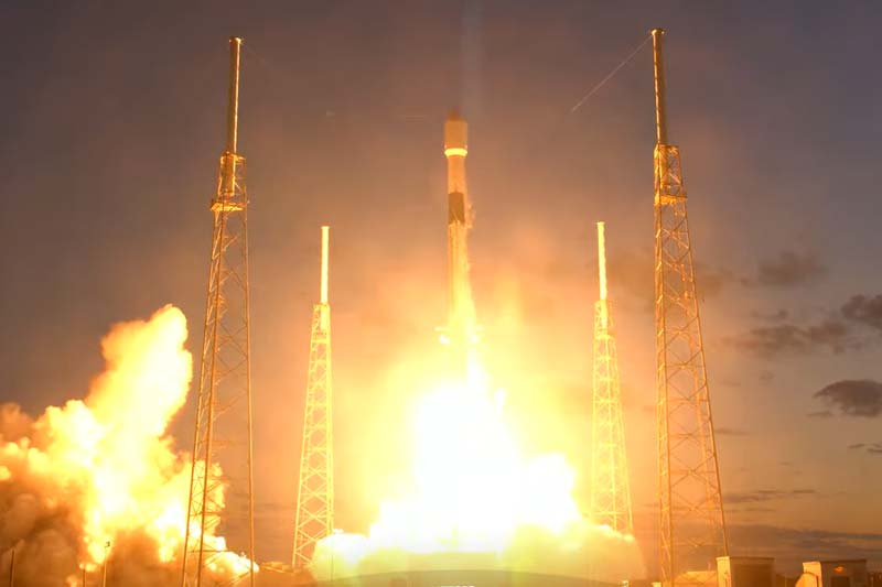 Фрагмент відео запуску супутників Intelsat Galaxy ракетою SpaceX Falcon 9