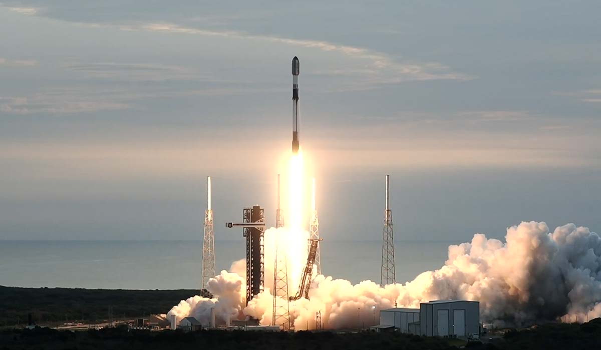 Ракета Флькон-9 взлетает с космодрома SLC-40 во Флориде с миссией Starfall Demo