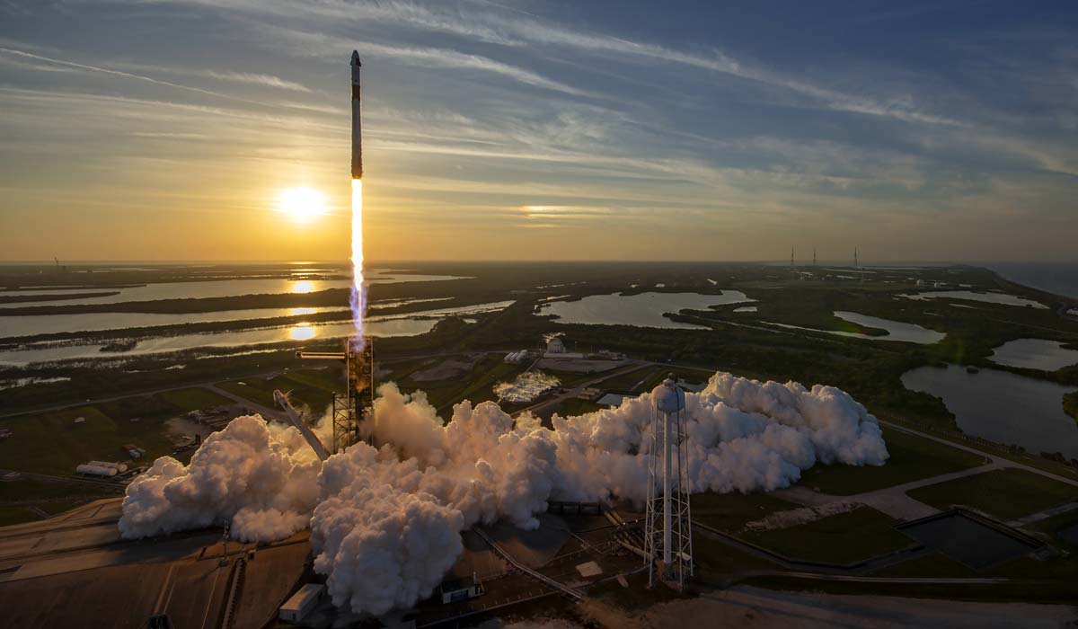 Взлет ракеты Falcon 9 с кораблеv Crew Dragon с мыса Канаверал