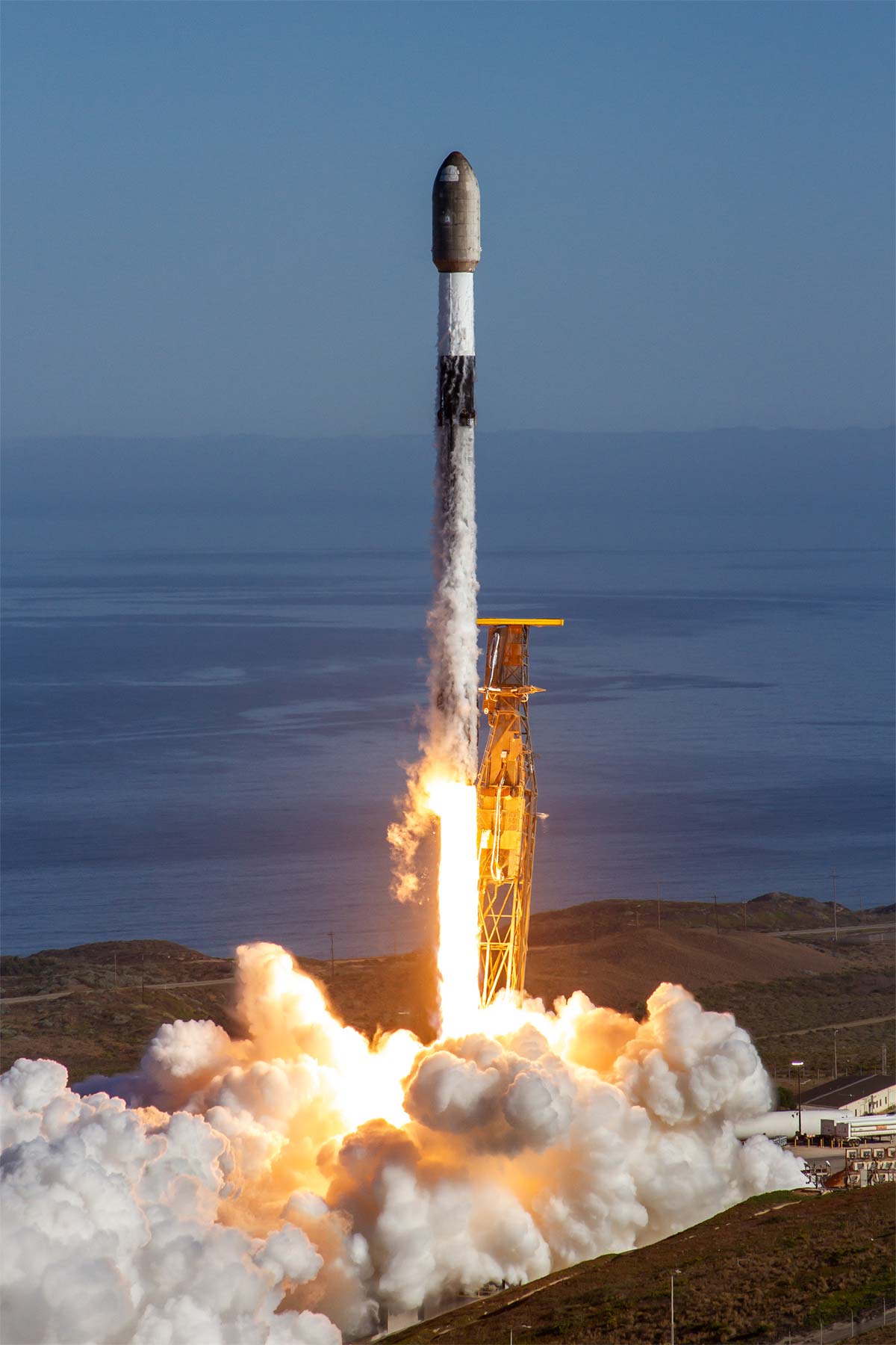 Запуск ракети Falcon 9 Block 5 з бази Ванденберг з місією USSF-153