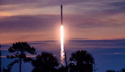 Запуск ракети Falcon 9 Block 5 з групою супутників Starlink Group 10-35 з космодрому на мисі Канаверал