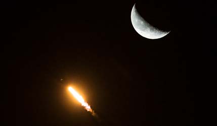 Запуск ракети Falcon 9 Block 5 з групою супутників Starlink Group 10-42 з космодрому на мисі Канаверал