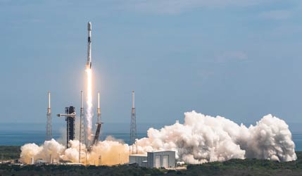 Запуск ракеты Falcon 9 Block 5 с группой спутников Starlink Group 10-39 с космодрома на мысе Канаверал