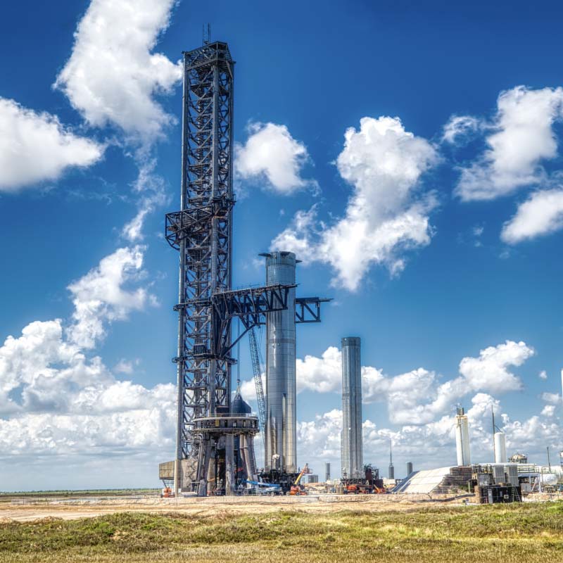 На тлі етапів Starship Super Heavy Booster 7 повертається для тестування перед запуском