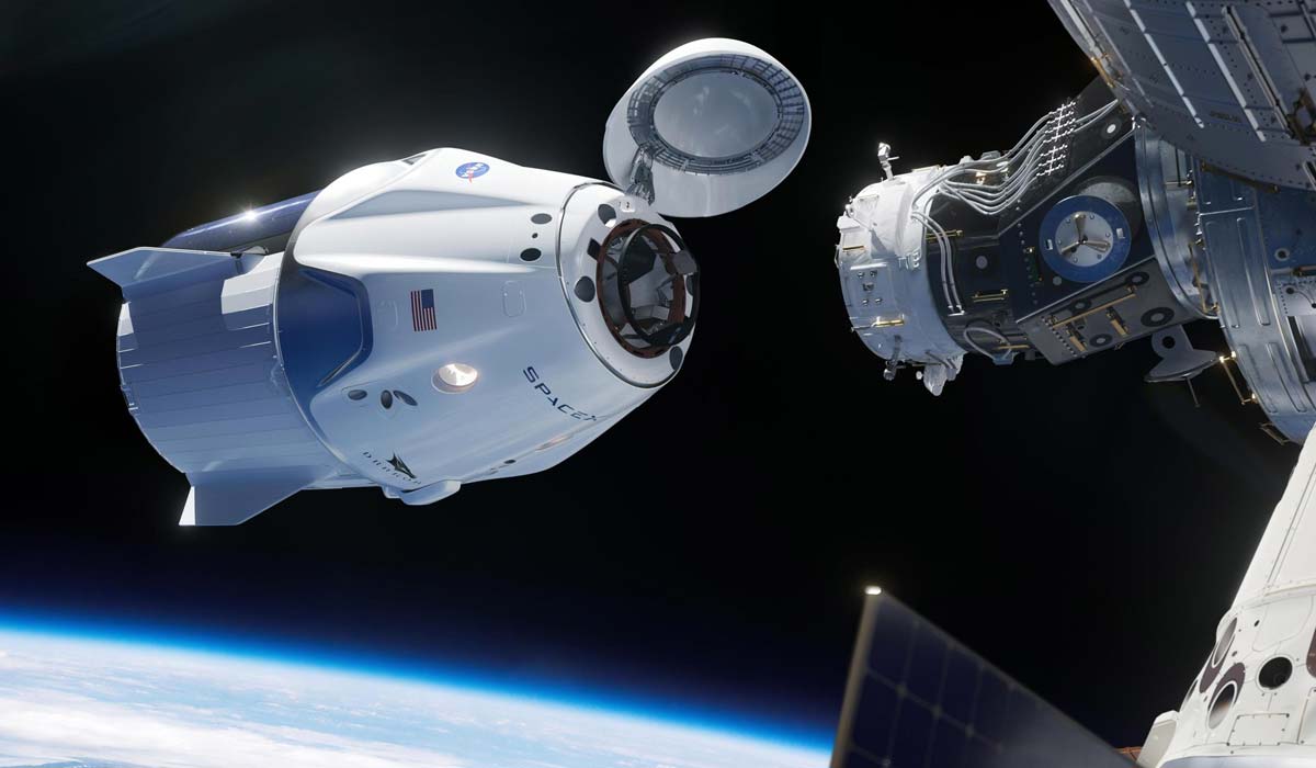 космічний корабель SpaceX Crew Dragon наближається до Міжнародної космічної станції для стикування