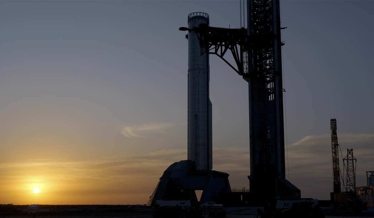 Ракета SpaceX Super Heavy V3 у променях заходу сонця
