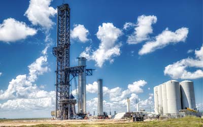 На тлі етапів Starship Super Heavy Booster 7 повертається для тестування перед запуском