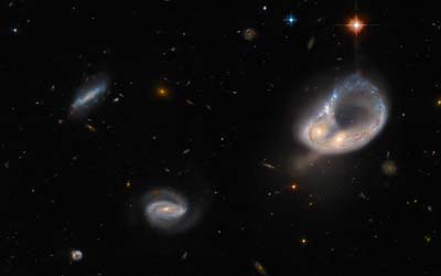 Хаббл полює за незвичайною галактикою