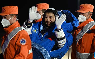 Екіпаж китайського корабля «Шеньчжоу-14» благополучно повернувся на Землю