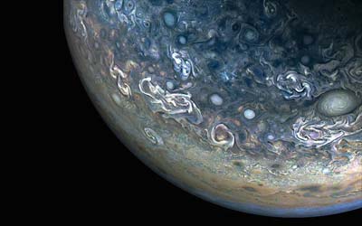 Миссия NASA Juno запечатлела красочные и хаотичные облака Юпитера