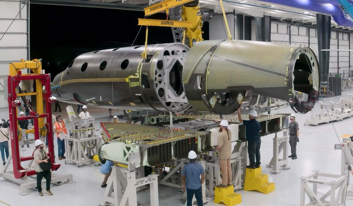 Фото з виробництва другого корабля Virgin Galactic SpaceShip