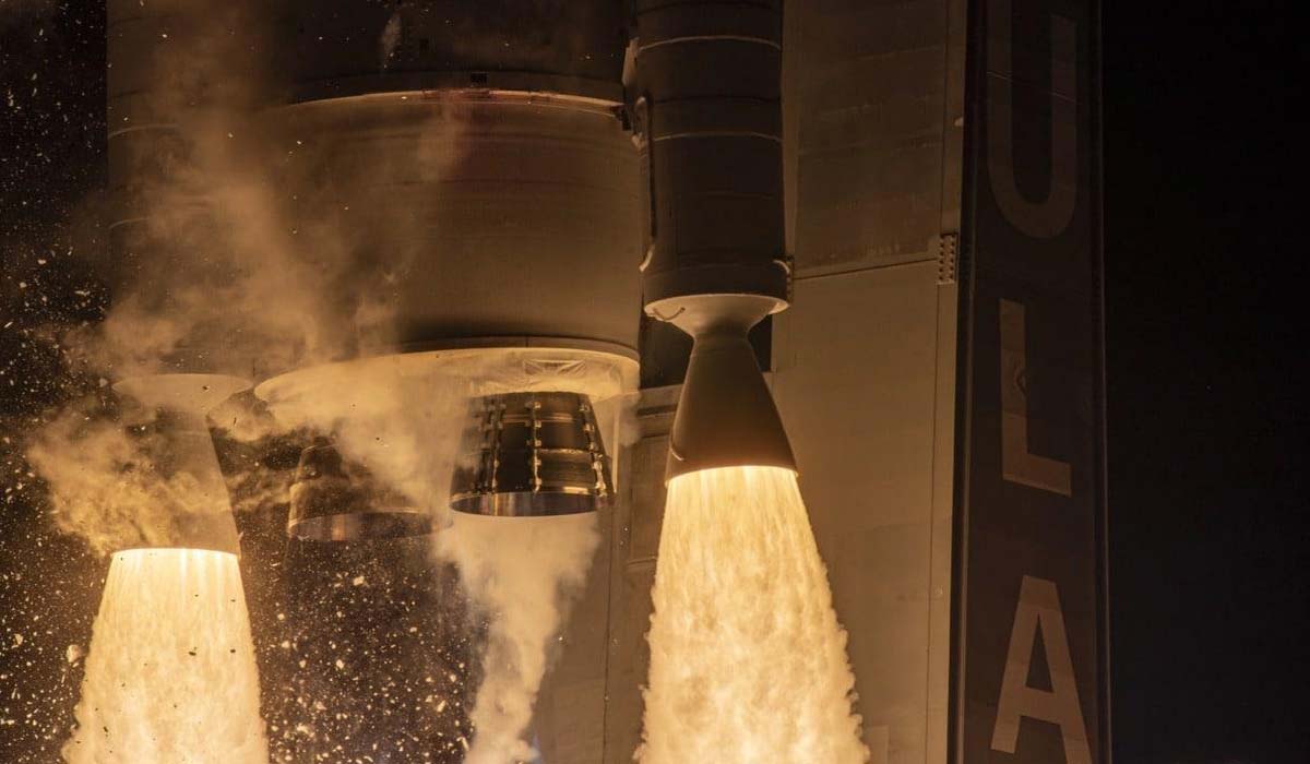 Полум'я виривається з двигунів ракети ULA Vulcan